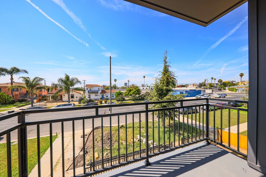 More Photos Of 2010 S Dunsmuir Ave, Los Angeles Multifamily For Sale