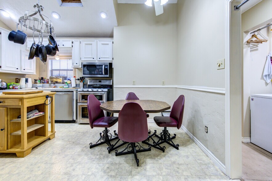 More Photos Of 11217 Todd St, Houston Light Manufacturing For Sale