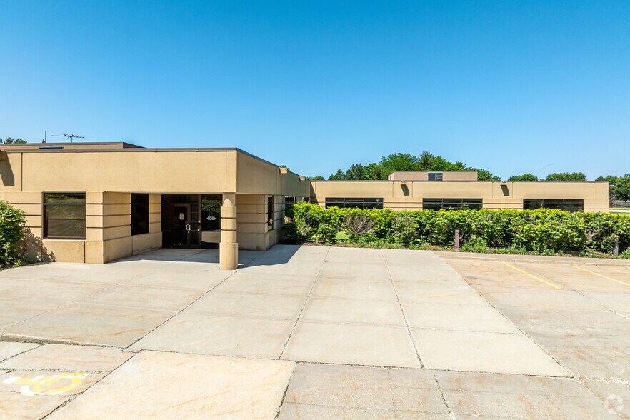 More Photos Of 13300 Hickman Rd, Clive Office For Lease