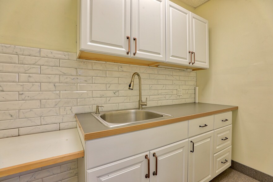 More Photos Of 584 Meadow St, Agawam Medical For Lease