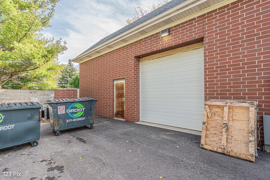 More Photos Of 625 N Bridgeport Ter, Lindenhurst Freestanding For Sale