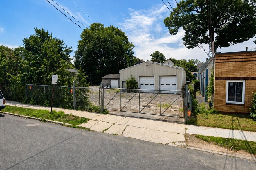 More Photos Of 213-223 Bennett St, Bridgeport Service For Sale
