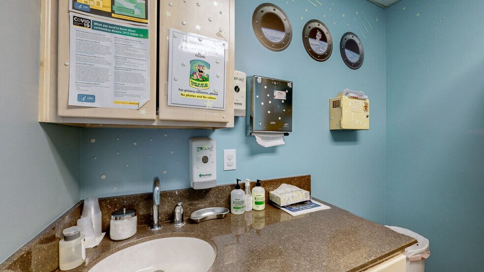 More Photos Of 1701 Spring St, Jeffersonville Medical For Sale