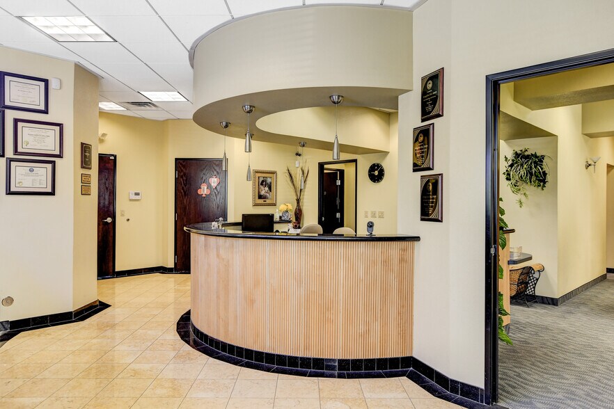 More Photos Of 8867 W Flamingo Rd, Las Vegas Office For Sale