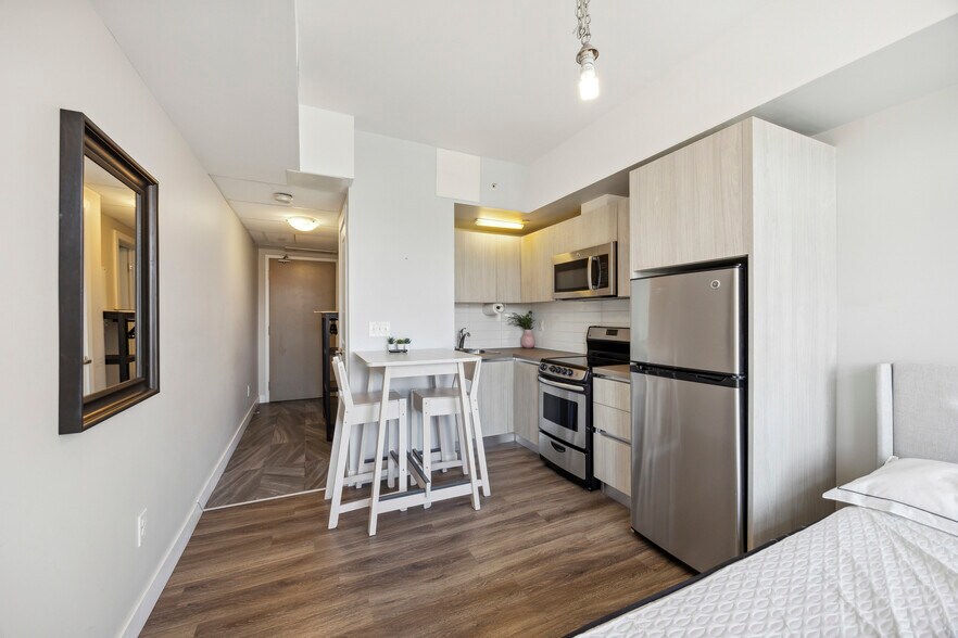 More Photos Of 335 College St, Toronto Apartments For Sale