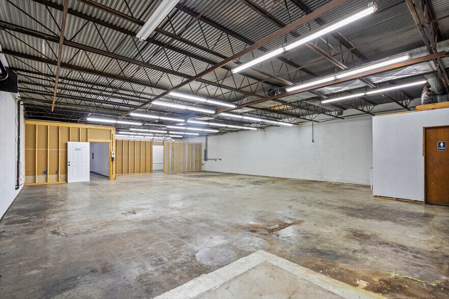 More Photos Of 504 Houston St, Greensboro Warehouse For Lease