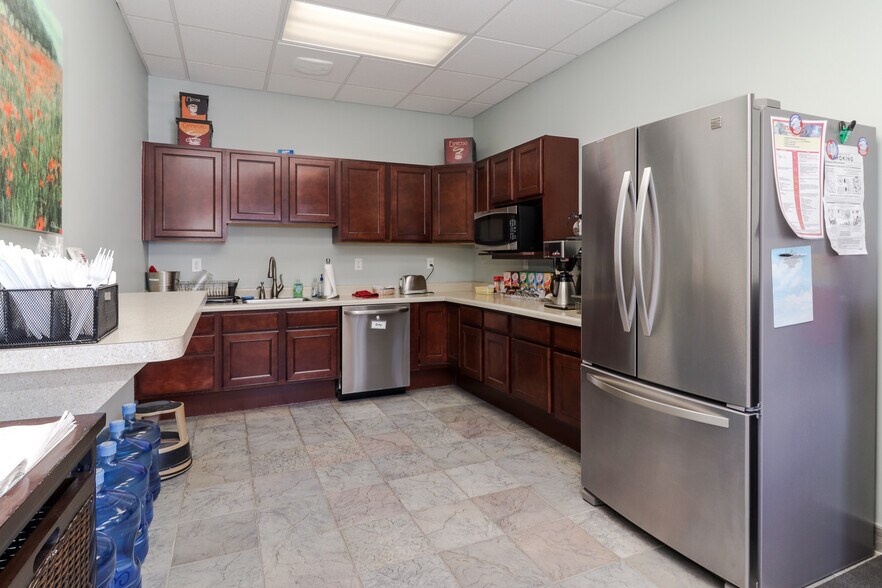 More Photos Of 1605 Commerce Pky, Bloomington Office For Lease