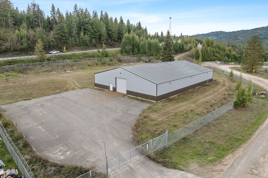 More Photos Of 275 Industrial Park Ave, Spirit Lake Warehouse For Lease