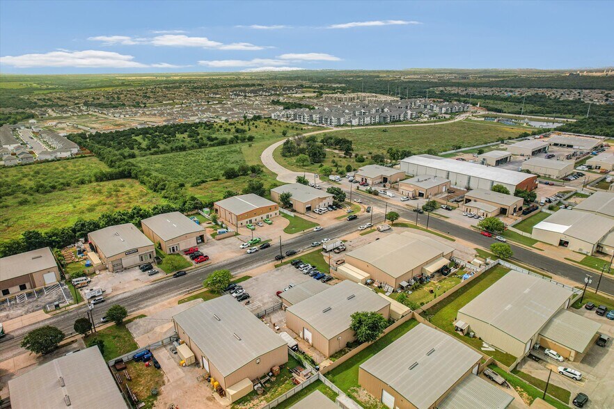 More Photos Of 2411 Patterson Industrial Dr, Pflugerville Warehouse For Lease