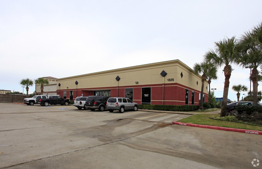 More Photos Of 1325 Space Park Dr, Houston Medical For Sale