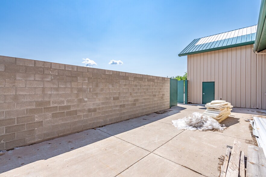 More Photos Of 1202 W Alameda St, Santa Fe Showroom For Lease