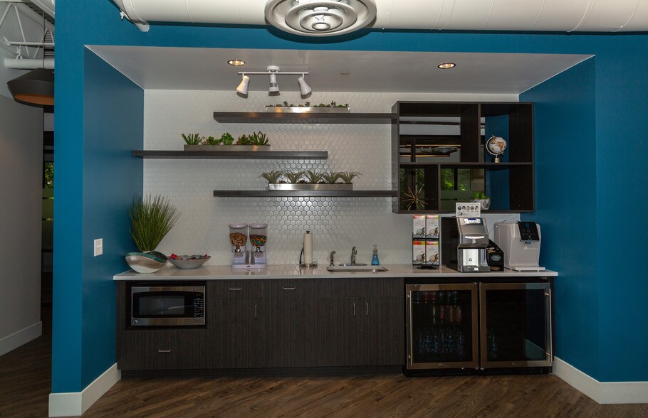 More Photos Of 2454 N McMullen Booth Rd, Clearwater Loft Creative Space For Lease