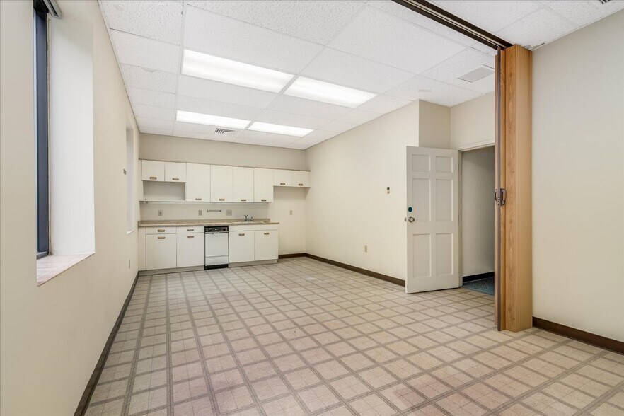 More Photos Of 7 Route 101A, Amherst Medical For Sale