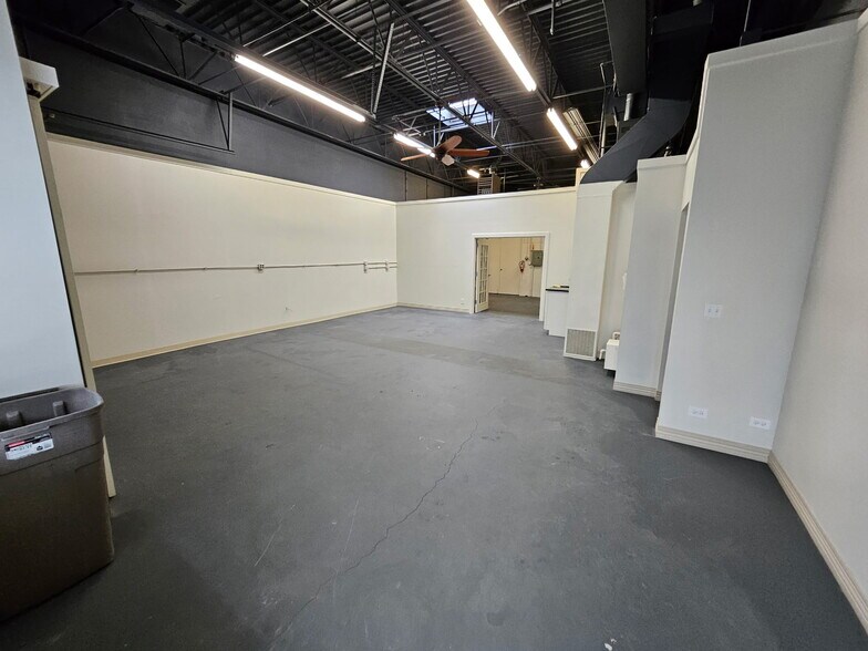 More Photos Of 541 N Wolf Rd, Wheeling Warehouse For Lease