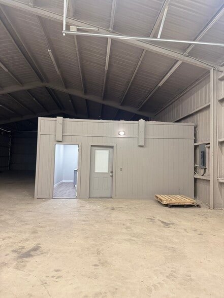 More Photos Of 5744 N FM 51, Weatherford Light Distribution For Lease