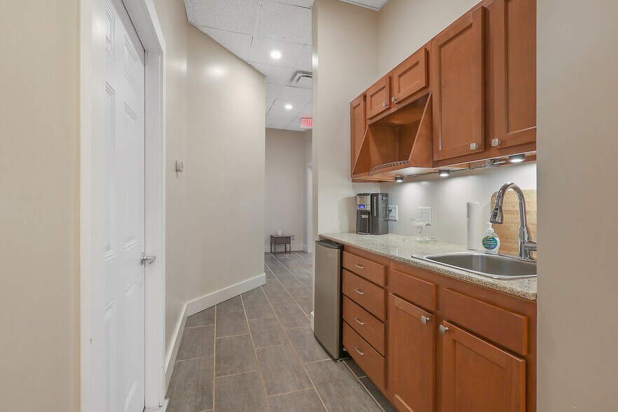 More Photos Of 8914 N Seneca St, Weedsport Freestanding For Sale