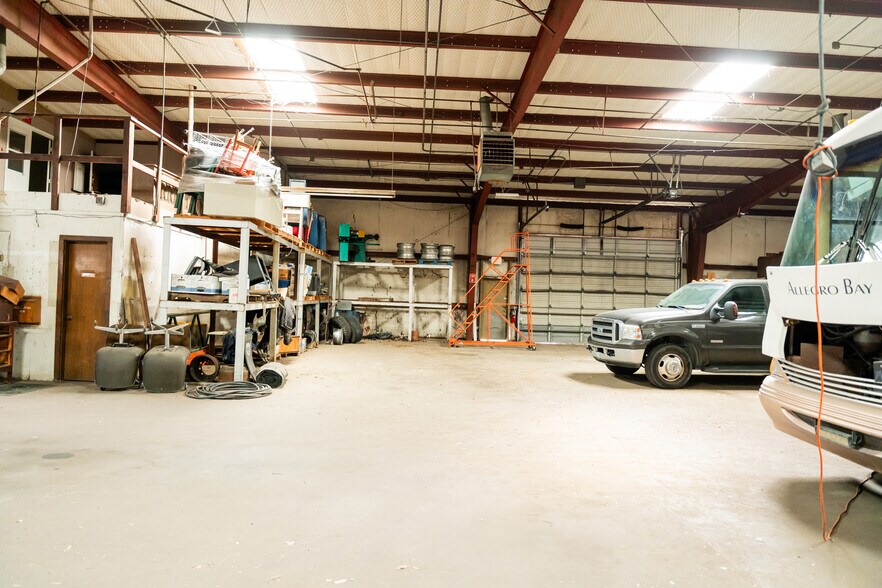 More Photos Of 1630 N Interstate 35 E, Lancaster Flex For Sale