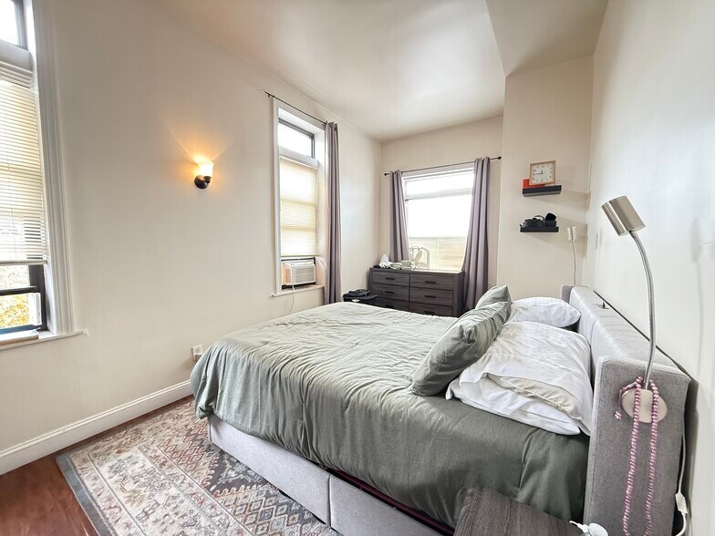 More Photos Of 811 30th St, Union City Storefront Retail Residential For Sale