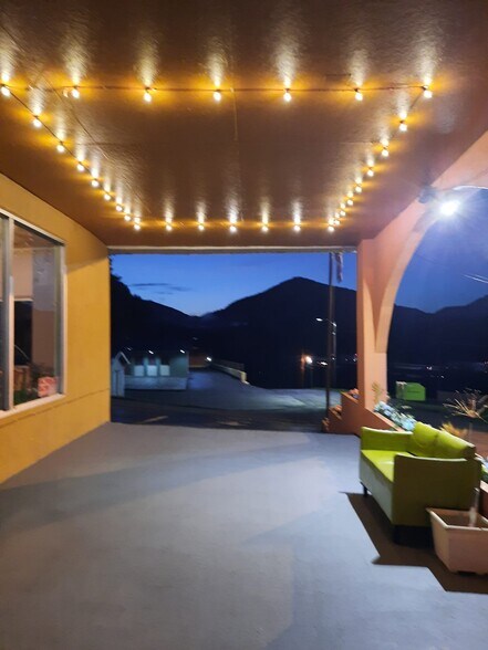 More Photos Of 124 Woods Ave, Caryville Hotel For Sale