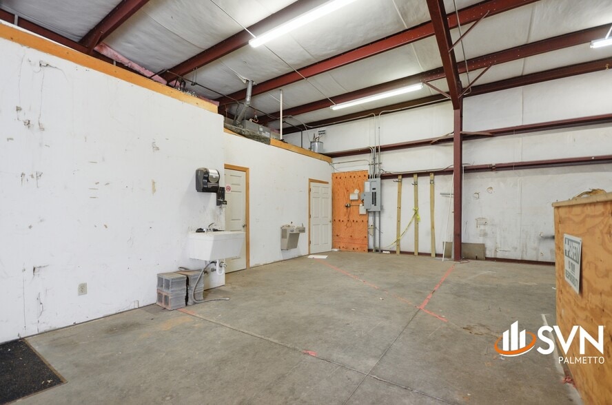 More Photos Of 107 Ben Hamby Ln, Greenville Light Distribution For Lease