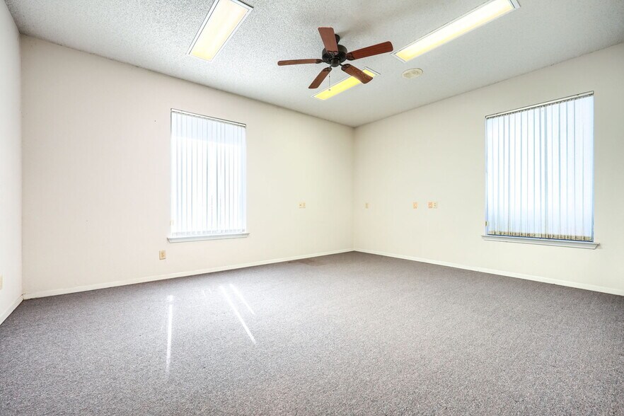 More Photos Of 6812 Avenue K, Plano Flex For Lease