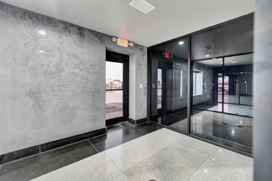 More Photos Of 2903 Wall St, Midland Office For Lease