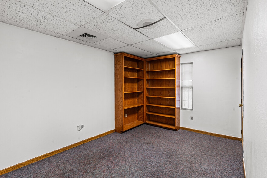 More Photos Of 725 Desert Flower Blvd, Pueblo Office For Sale