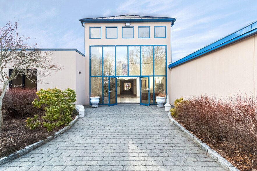 More Photos Of 153 S Main St, Newtown Medical For Lease