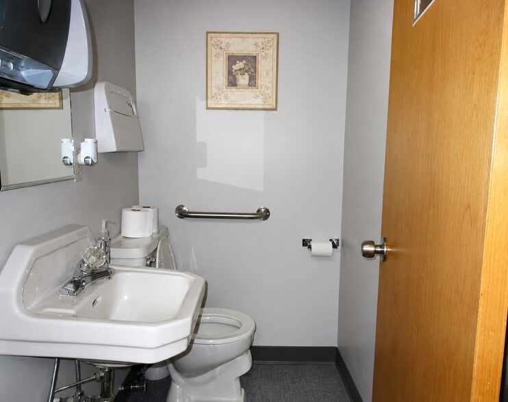 More Photos Of 45655 Oasis St, Indio Office For Sale