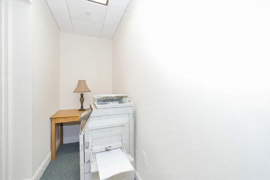 More Photos Of 6 Drummond Pl, Red Bank Office For Lease