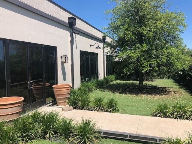 More Photos Of 230 S Grants Ln, Fort Worth Light Distribution For Sale