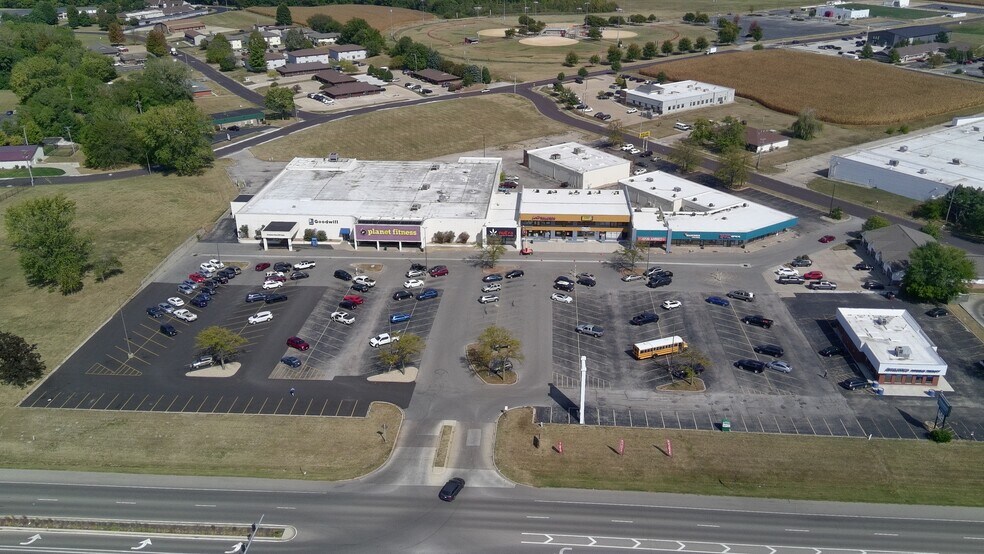 More Photos Of 3245-3247 Court St, Pekin General Retail For Lease