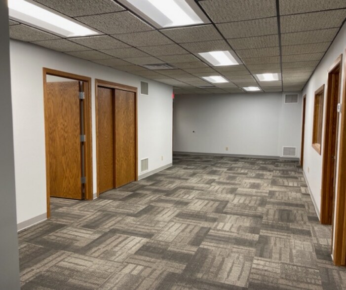 More Photos Of 555 S Industrial Dr, Hartland Office For Lease