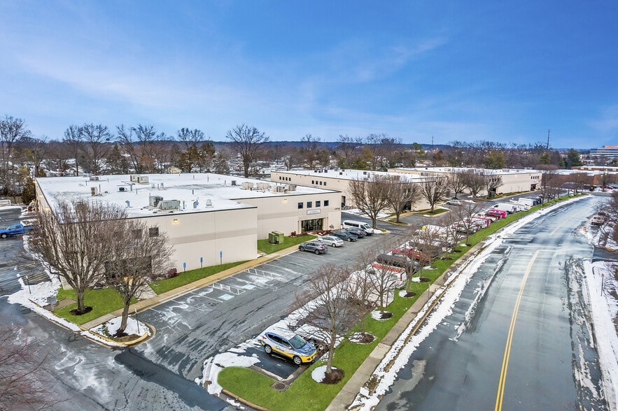 More Photos Of 14740 Flint Lee Rd, Chantilly Light Manufacturing For Lease
