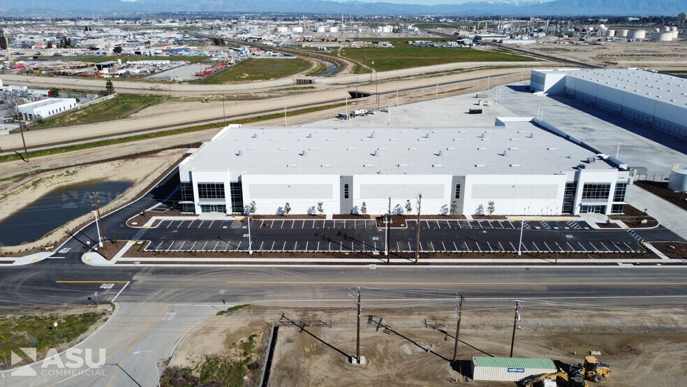 More Photos Of 2204 Coffee Rd, Bakersfield Showroom For Lease