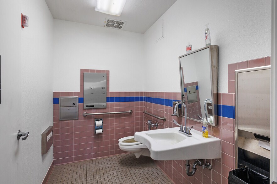 More Photos Of 1300 Airport way, Hoquiam Flex For Lease