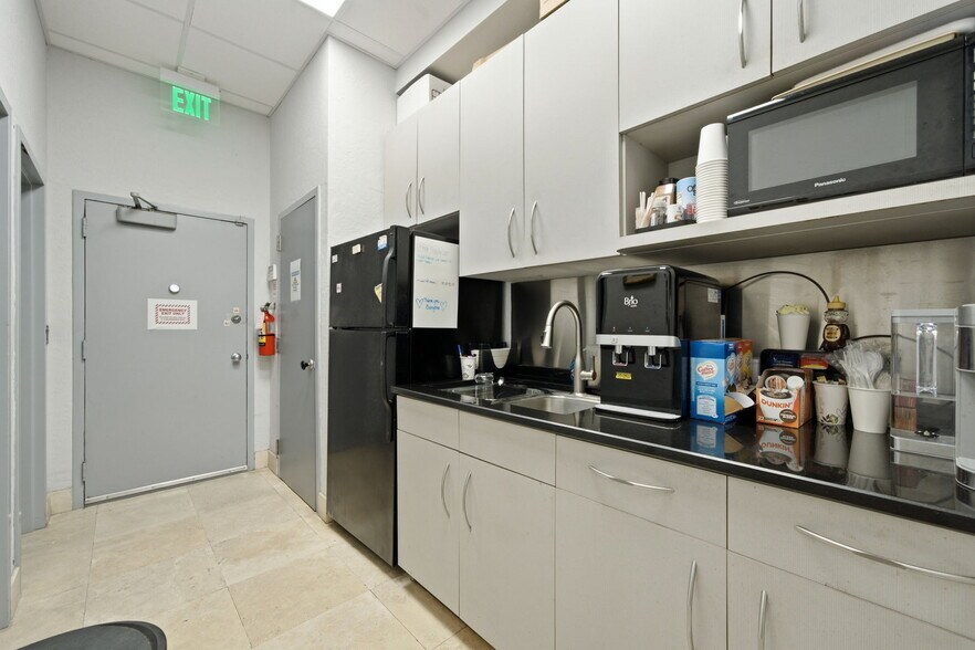 More Photos Of Sans Souci Blvd, Miami Office For Sale