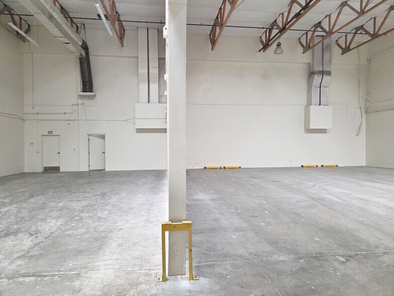 More Photos Of 1929 W Lone Cactus Dr, Phoenix Light Distribution For Sale