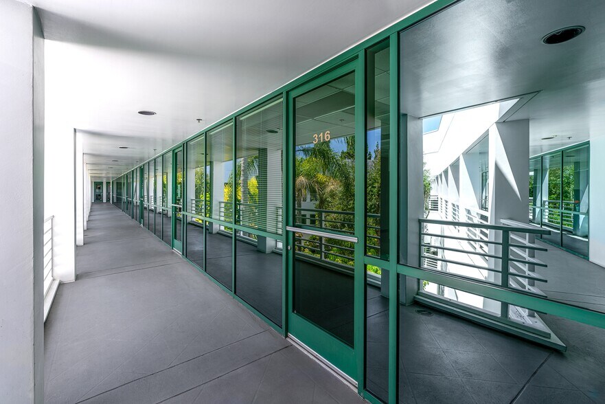 More Photos Of 12396 World Trade Dr, San Diego Medical For Lease