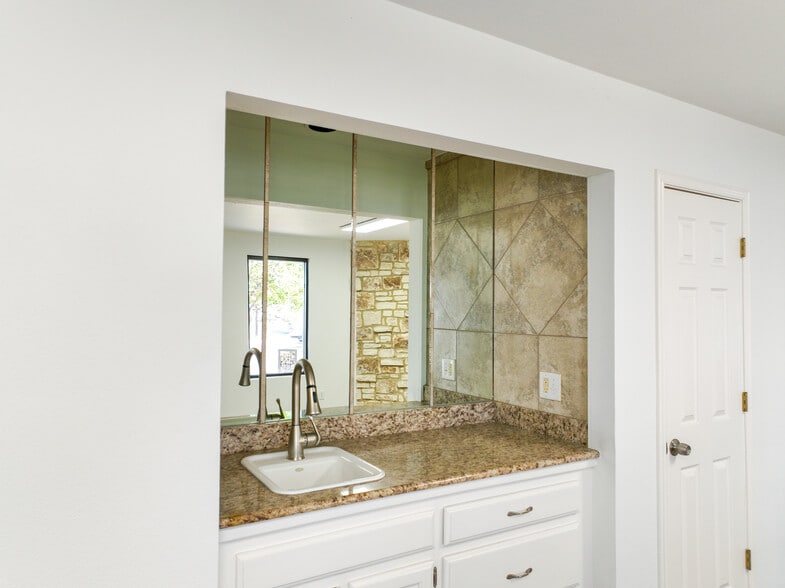 More Photos Of 5260 Rittiman Rd, San Antonio Light Distribution For Sale