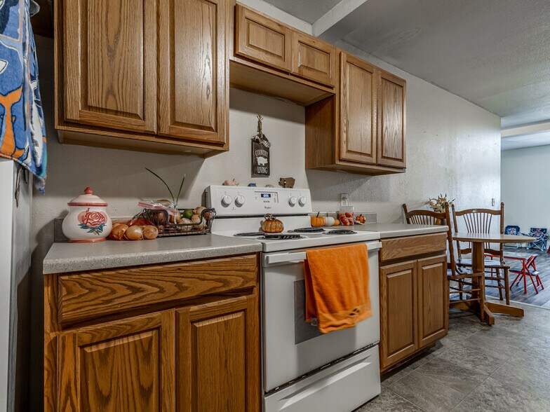 More Photos Of 940 N Ross Ave, Dewey Multifamily For Sale