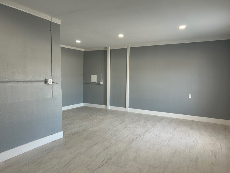 More Photos Of 14241 Main St, Houston Service For Lease