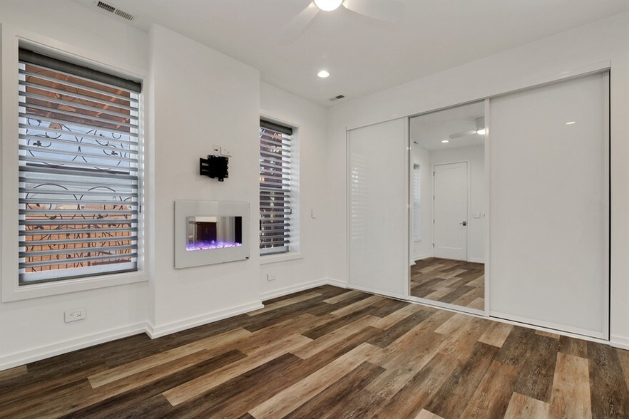 More Photos Of 1420 W Fulton St, Chicago Apartments For Sale