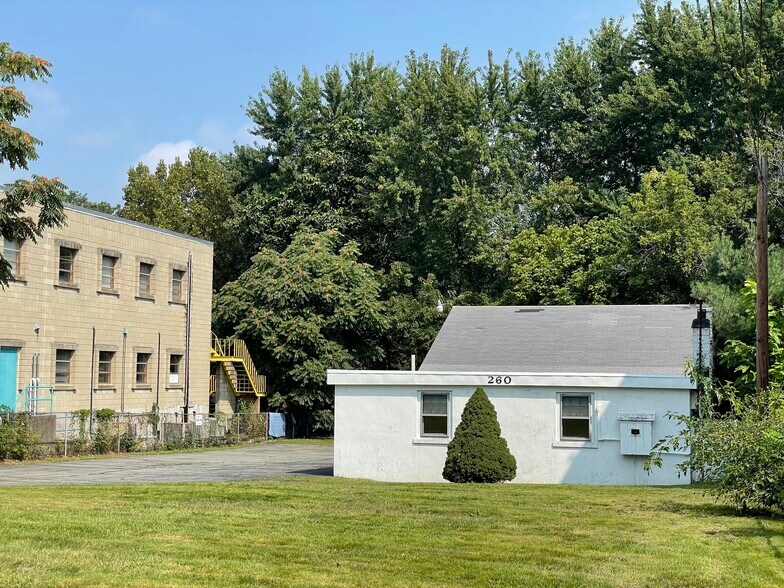 More Photos Of 260 Calvary St, Waltham Light Distribution For Lease