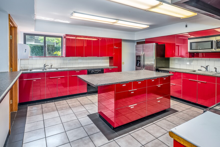 More Photos Of 3322 Jefferson Ave, Cincinnati Sorority Fraternity House For Sale