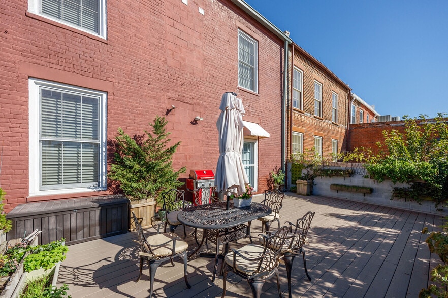 More Photos Of 100 N Sycamore St, Petersburg Storefront Retail Residential For Sale