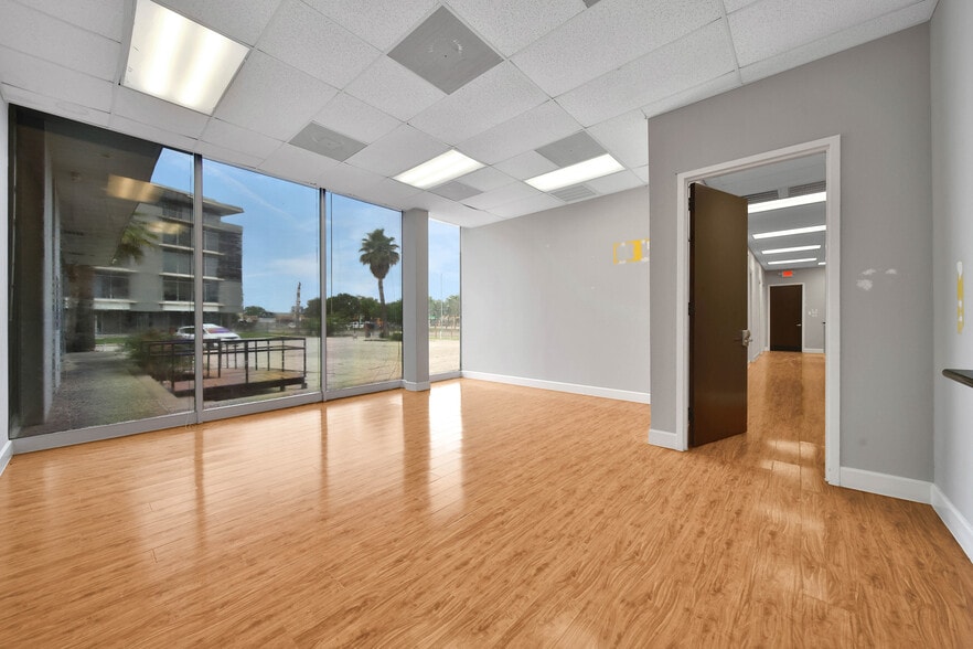 More Photos Of 6430 Hillcroft Ave, Houston Office For Sale