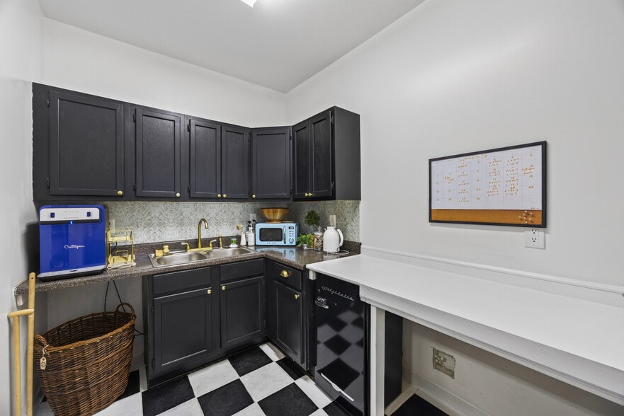 More Photos Of 107 W Commercial Ave, Monterey Office For Sale