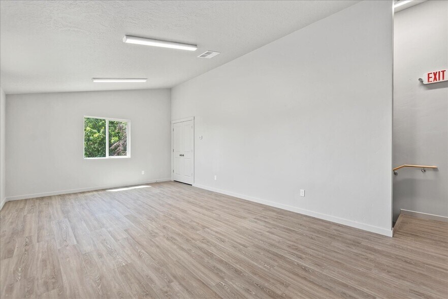 More Photos Of 225 N Happy Valley Rd, Nampa Warehouse For Lease