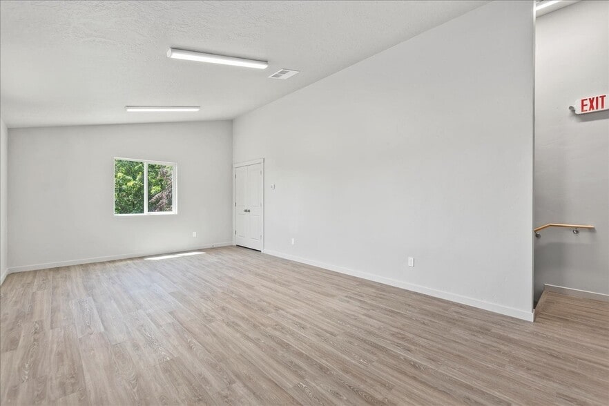 More Photos Of 225 N Happy Valley Rd, Nampa Warehouse For Lease